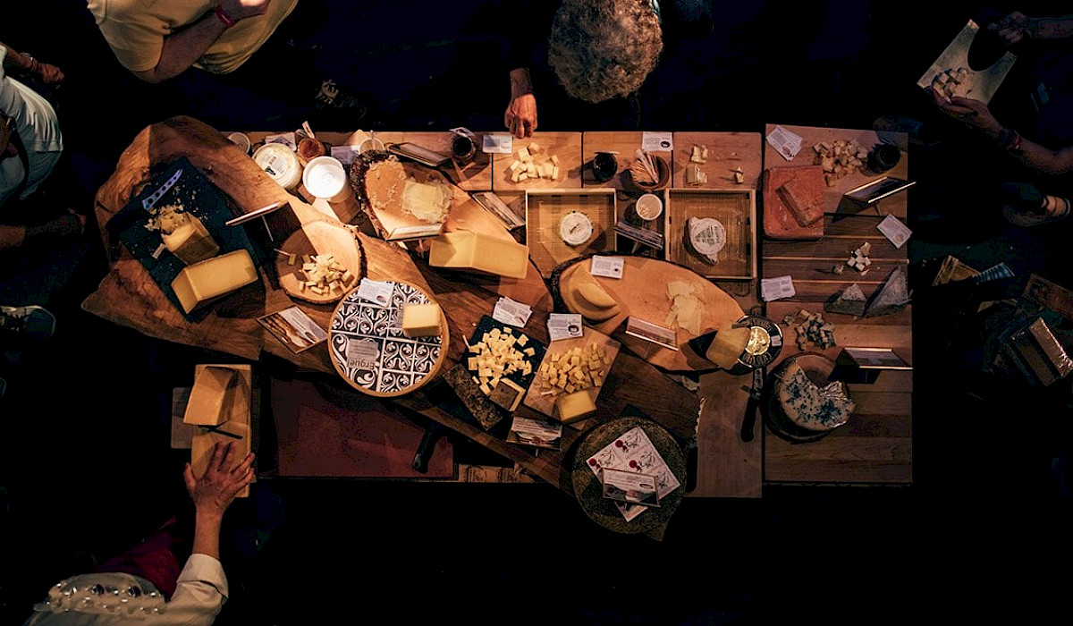 Tisch mit Käse-Degustation